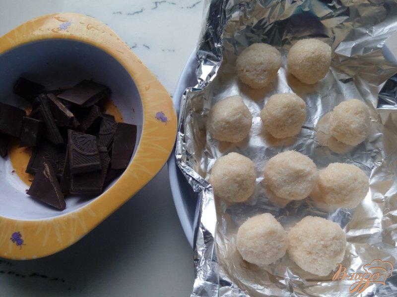 Фото приготовление рецепта: Домашние кокосовые конфеты с ягодами или орехами шаг №4