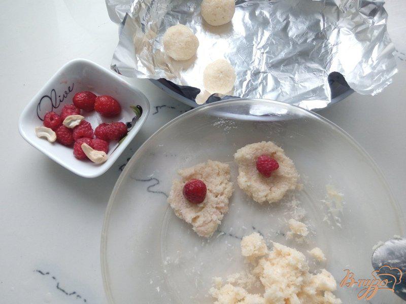 Фото приготовление рецепта: Домашние кокосовые конфеты с ягодами или орехами шаг №3