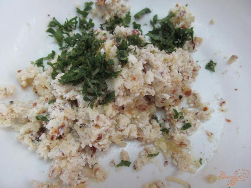 Фото приготовление рецепта: Клубничный салат с сырными шариками шаг №3