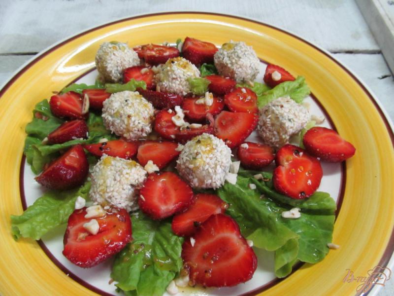 Фото приготовление рецепта: Клубничный салат с сырными шариками шаг №7