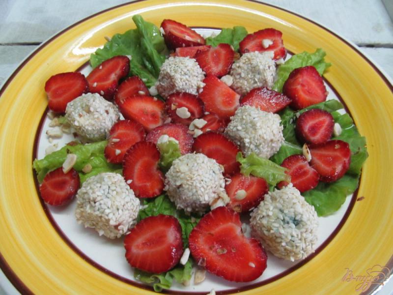 Фото приготовление рецепта: Клубничный салат с сырными шариками шаг №4