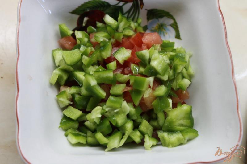 Фото приготовление рецепта: Гренки с овощами и сметанным соусом шаг №2