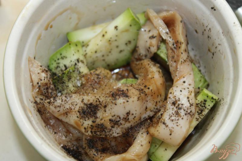 Фото приготовление рецепта: Мини - шашлычки с курицей и кабачком шаг №2