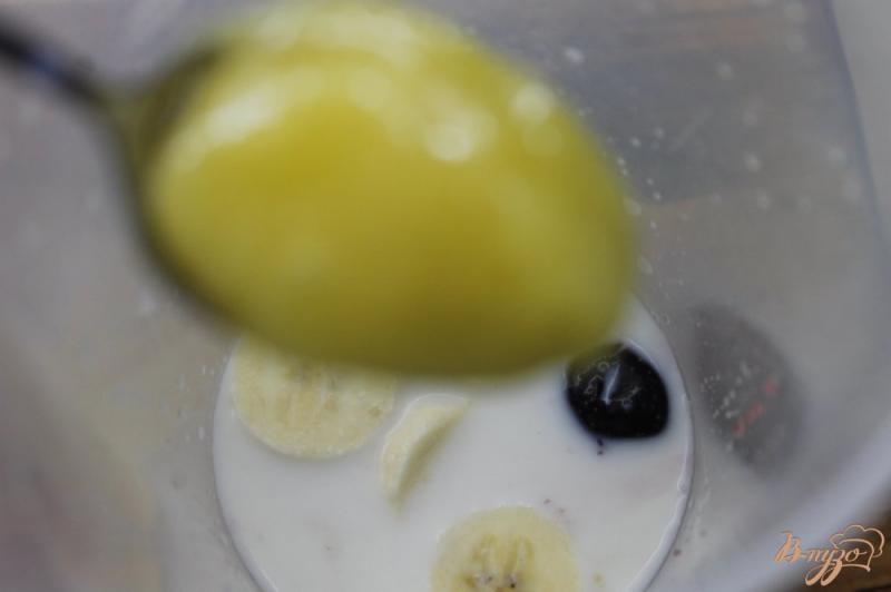 Фото приготовление рецепта: Молочный коктейль с черешней и бананом шаг №4