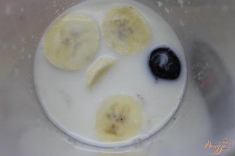 Фото приготовление рецепта: Молочный коктейль с черешней и бананом шаг №3