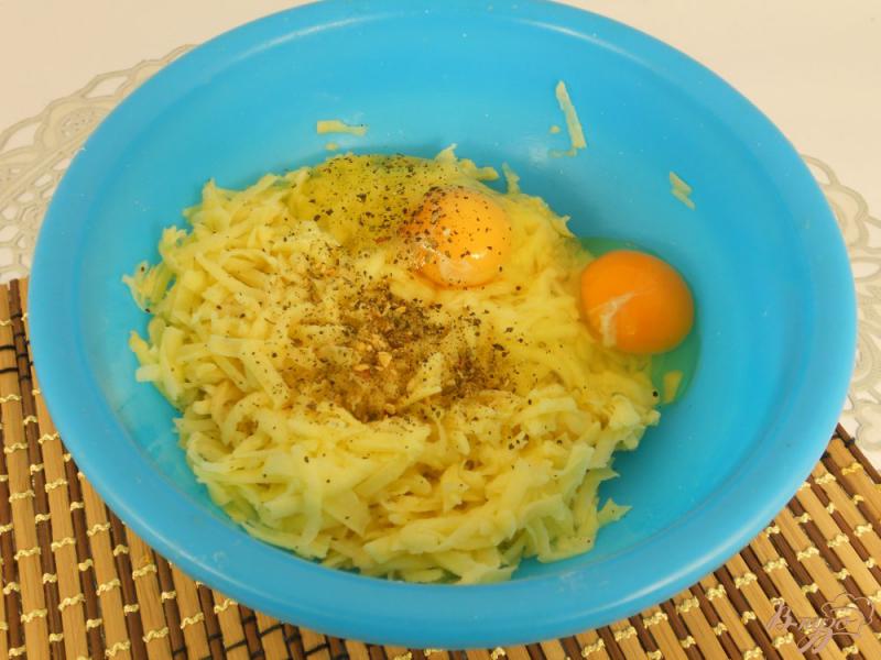 Фото приготовление рецепта: Картофельная лепешка к завтраку шаг №2