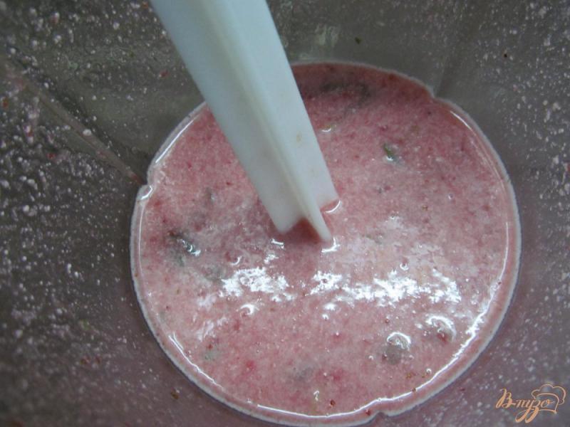Фото приготовление рецепта: Смузи из клубники на мятном молоке шаг №5
