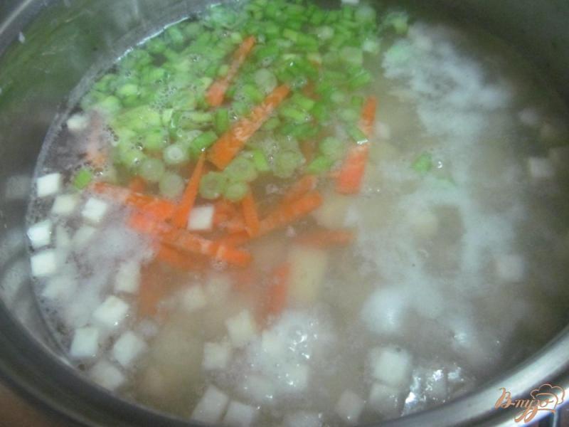 Фото приготовление рецепта: Суп со щавелем на рыбном бульоне шаг №5