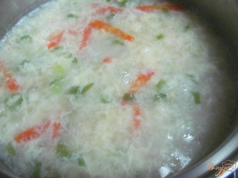 Фото приготовление рецепта: Суп со щавелем на рыбном бульоне шаг №9