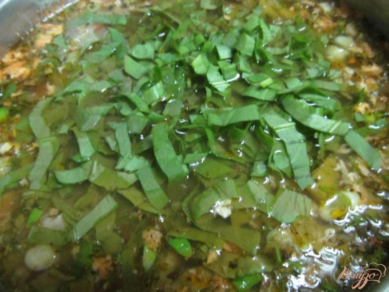 Фото приготовление рецепта: Суп со щавелем на рыбном бульоне шаг №12