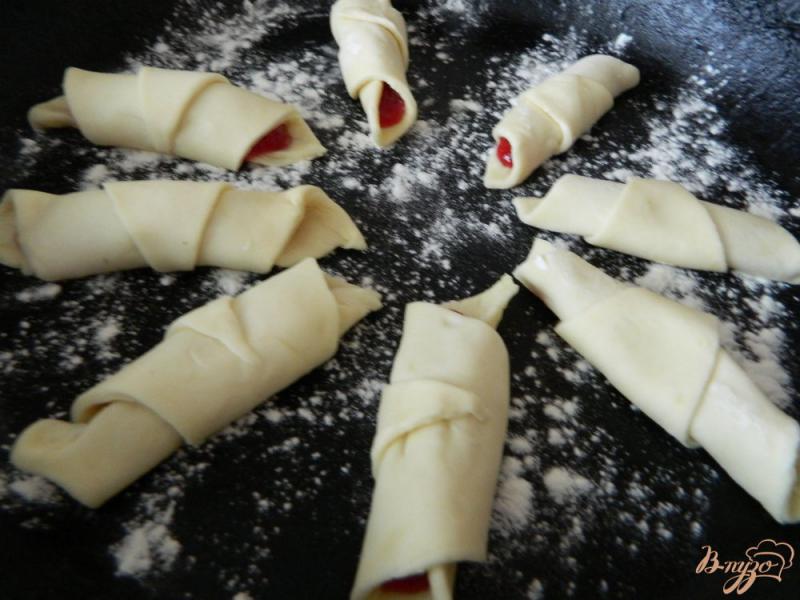 Фото приготовление рецепта: Печенье рогалики с вареньем шаг №5