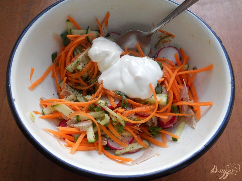 Фото приготовление рецепта: Салат из моркови с редисом, свежим огурцом и мясом шаг №4