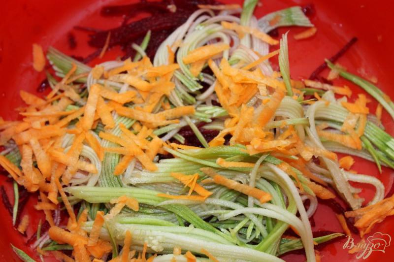 Фото приготовление рецепта: Свекла с кабачками и морковью по  - корейски шаг №3