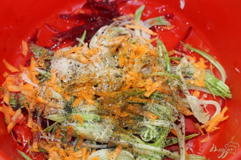 Фото приготовление рецепта: Свекла с кабачками и морковью по  - корейски шаг №4