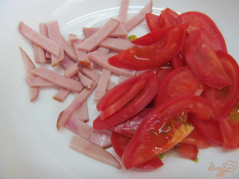 Фото приготовление рецепта: Помидорный салат с ветчиной шаг №1