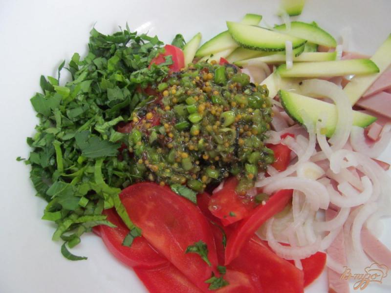 Фото приготовление рецепта: Помидорный салат с ветчиной шаг №7