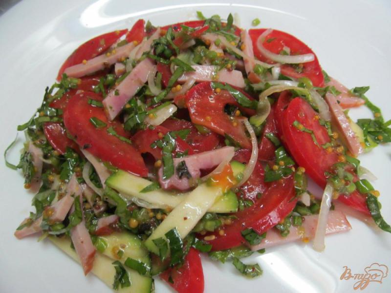 Фото приготовление рецепта: Помидорный салат с ветчиной шаг №8