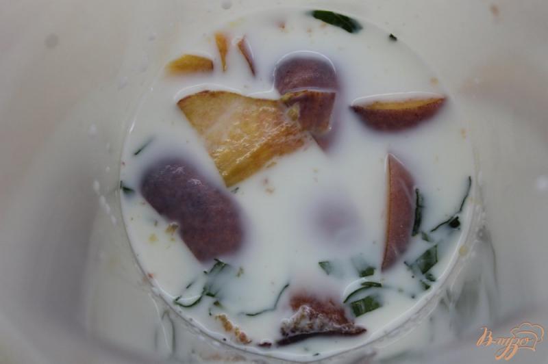 Фото приготовление рецепта: Персиковый молочный коктейль с мятой шаг №3