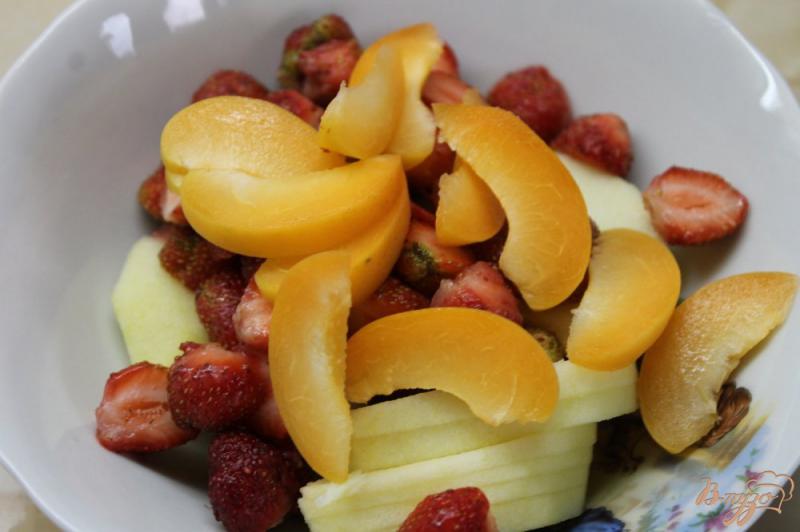 Фото приготовление рецепта: Летний фруктовый салат шаг №4