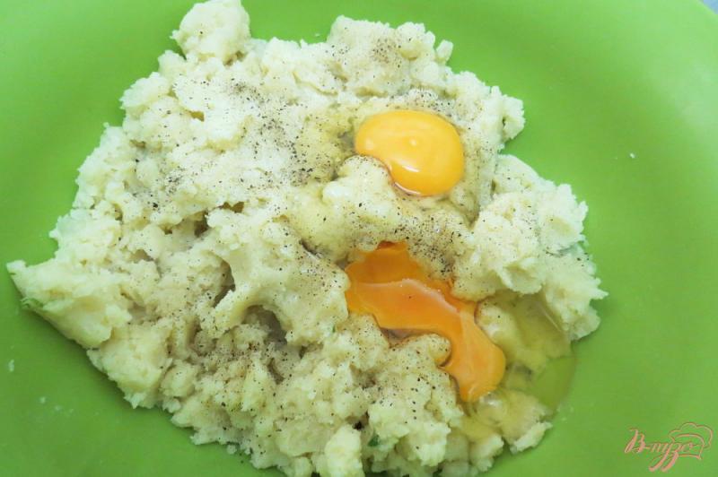 Фото приготовление рецепта: Зразы картофельные с луком и яйцом шаг №6