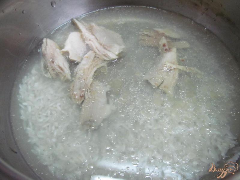 Фото приготовление рецепта: Рис с курицей грибами и горошком шаг №3