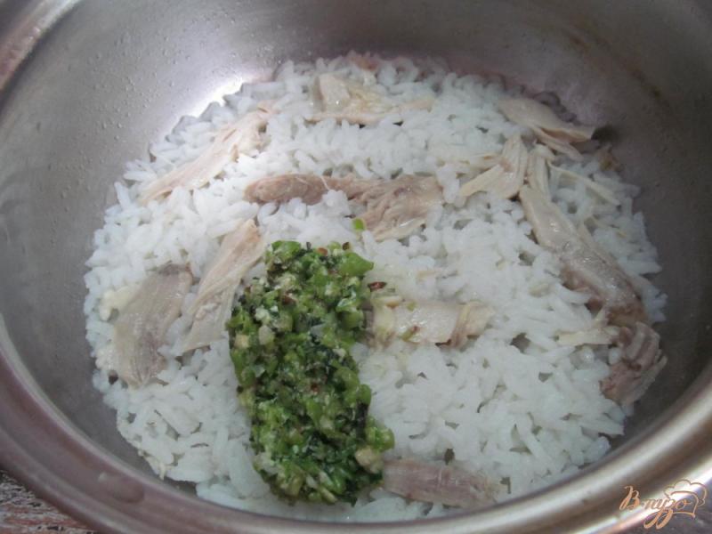 Фото приготовление рецепта: Рис с курицей грибами и горошком шаг №6