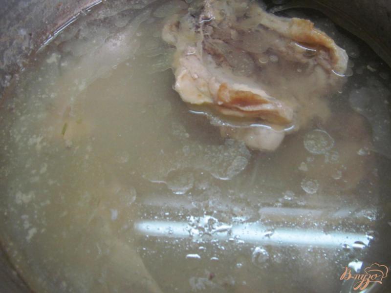 Фото приготовление рецепта: Рис с курицей грибами и горошком шаг №1