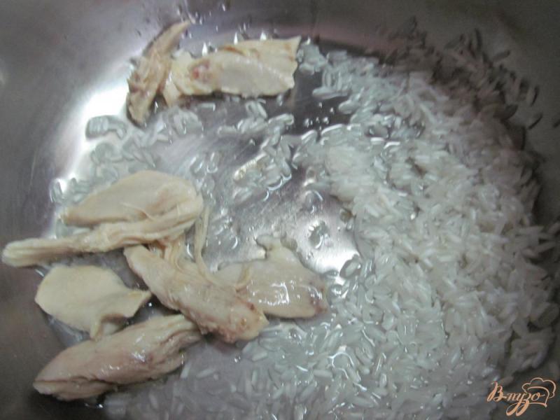 Фото приготовление рецепта: Рис с курицей грибами и горошком шаг №2