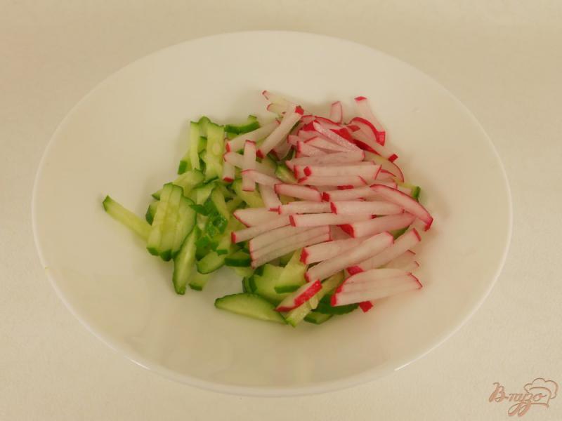 Фото приготовление рецепта: Салат из свежих огурцов с редисом и сыром шаг №1