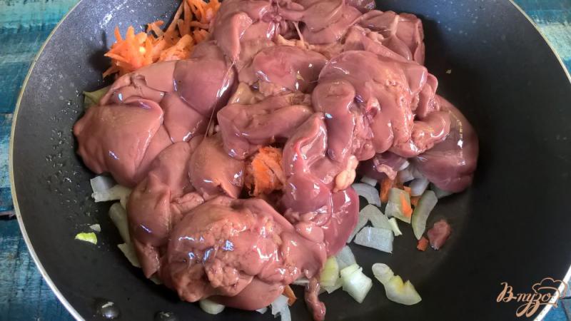 Фото приготовление рецепта: Паштет из куриной печени с грибами шаг №2
