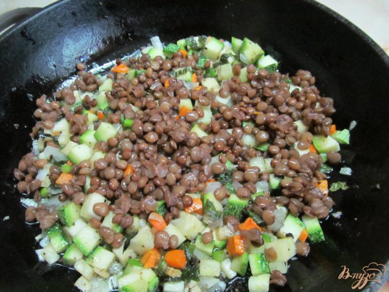 Фото приготовление рецепта: Теплый салат с чечевицей шаг №6