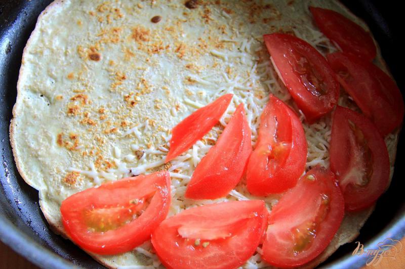 Фото приготовление рецепта: Овсяноблин с помидорами и сыром шаг №5