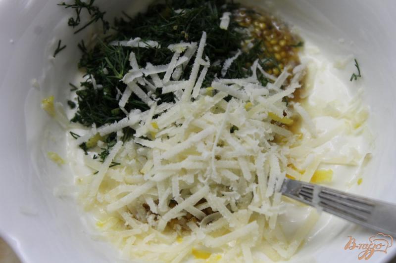 Фото приготовление рецепта: Салатный соус с зернистой горчицей и пармезаном шаг №4