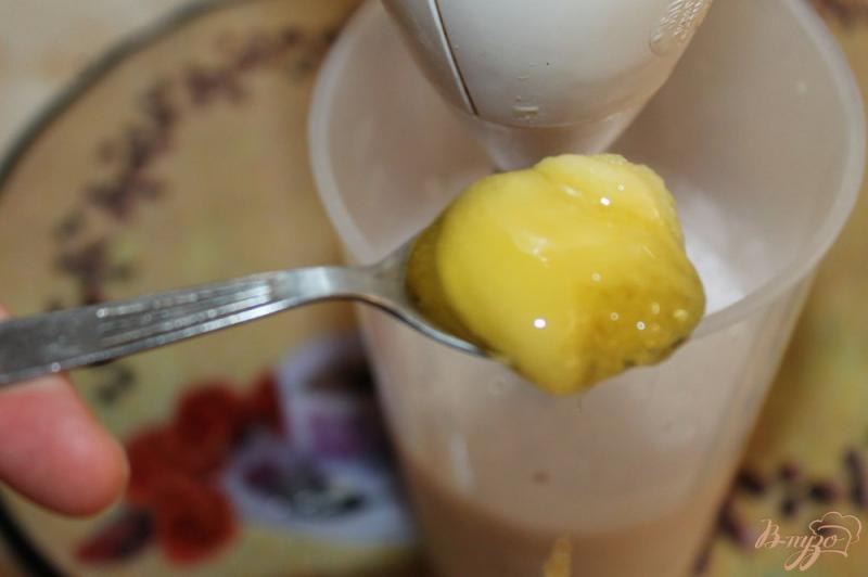 Фото приготовление рецепта: Смородиновый молочный коктейль с медом и мятой шаг №4