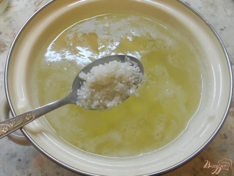 Фото приготовление рецепта: Суп с рисом и егерскими колбасками шаг №2