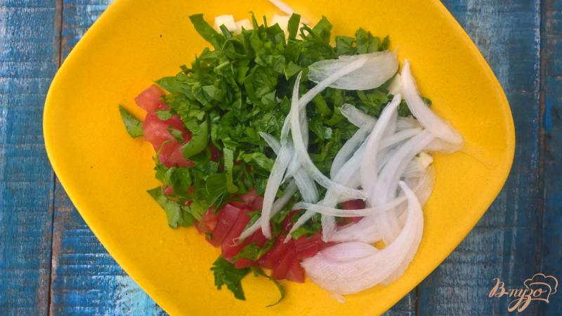 Фото приготовление рецепта: Салат с брынзой на чесночный тостах шаг №2