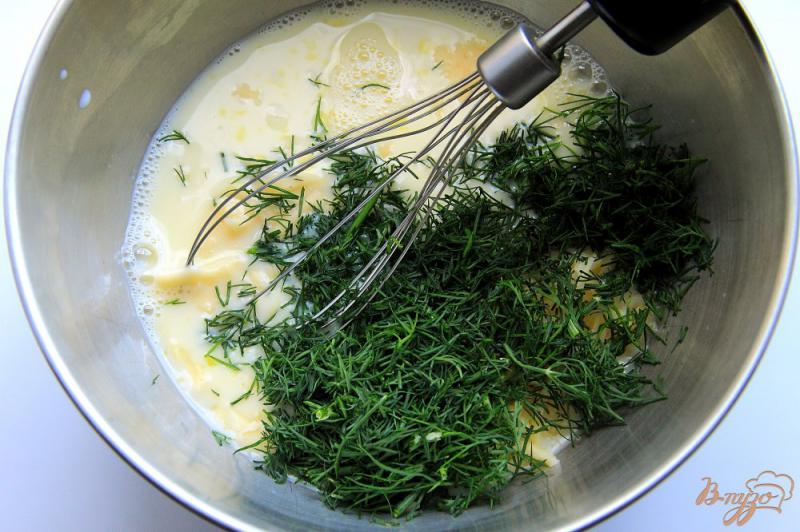 Фото приготовление рецепта: Пельмени, запеченные в омлете с сыром и зеленью шаг №3