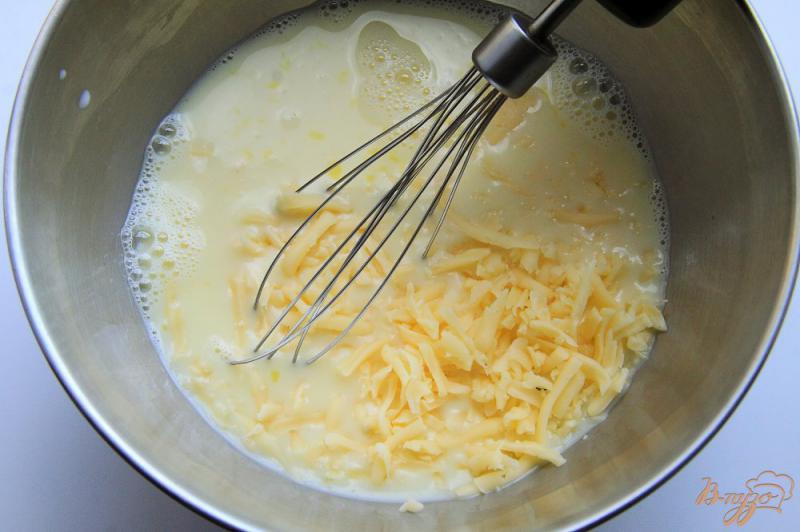 Фото приготовление рецепта: Пельмени, запеченные в омлете с сыром и зеленью шаг №2