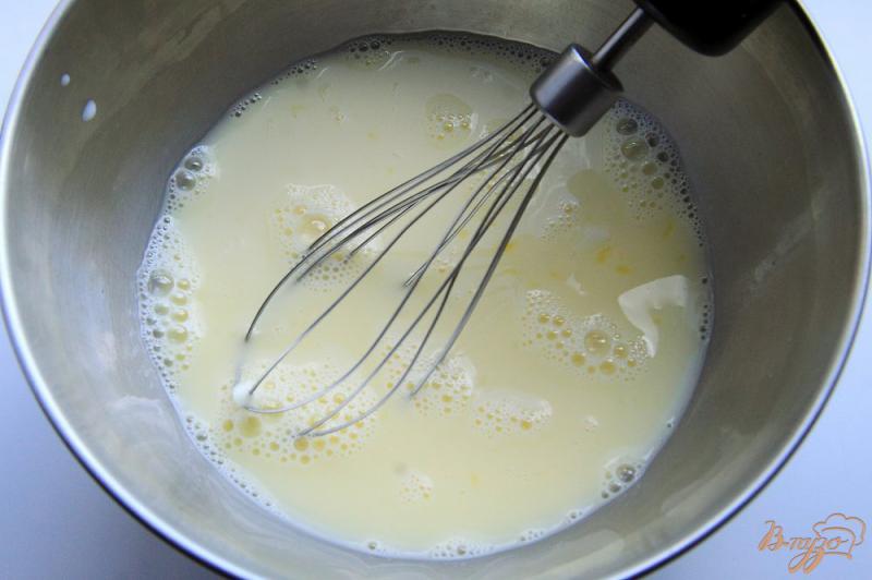 Фото приготовление рецепта: Пельмени, запеченные в омлете с сыром и зеленью шаг №1