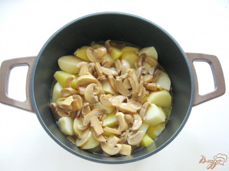 Фото приготовление рецепта: Картофель с грибами и фрикадельками шаг №3