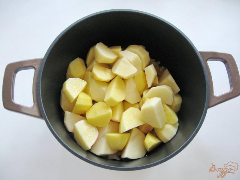 Фото приготовление рецепта: Картофель с грибами и фрикадельками шаг №2