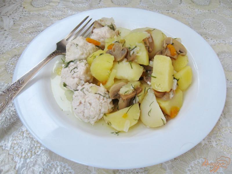 Фото приготовление рецепта: Картофель с грибами и фрикадельками шаг №6