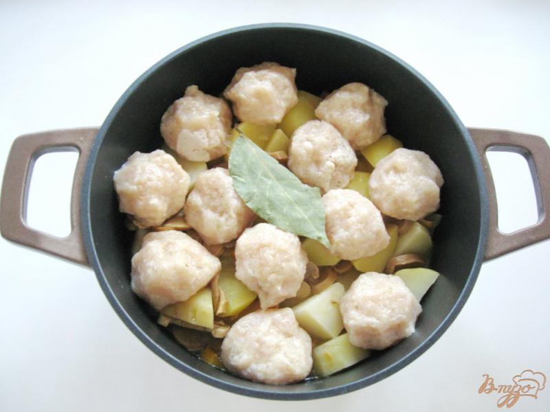 Фото приготовление рецепта: Картофель с грибами и фрикадельками шаг №4