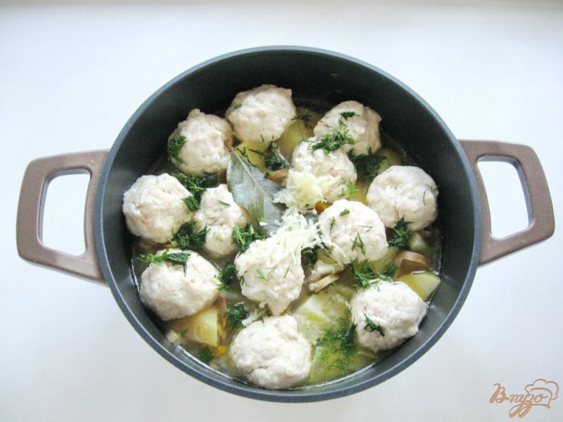 Фото приготовление рецепта: Картофель с грибами и фрикадельками шаг №5