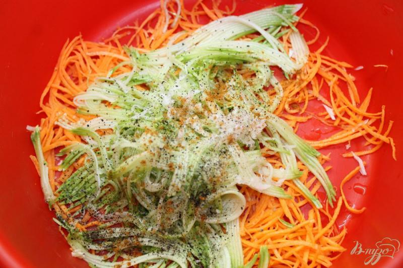 Фото приготовление рецепта: Морковь по - корейски с кабачками шаг №3
