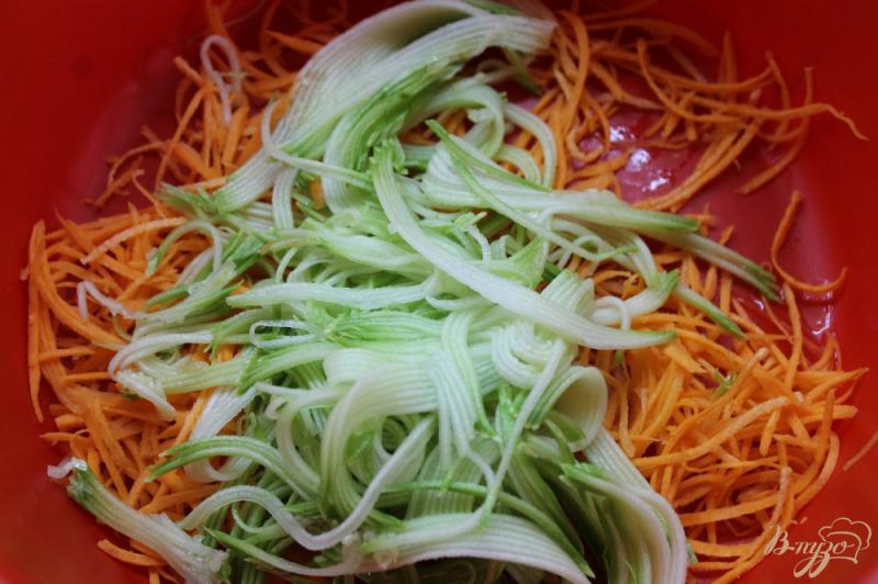 Фото приготовление рецепта: Морковь по - корейски с кабачками шаг №2