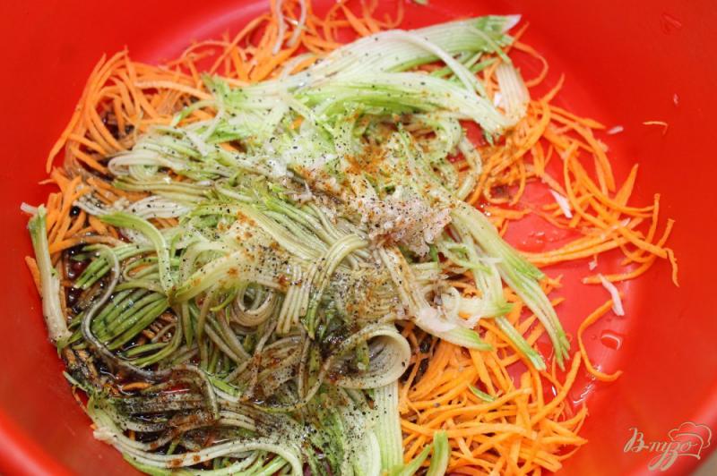 Фото приготовление рецепта: Морковь по - корейски с кабачками шаг №4