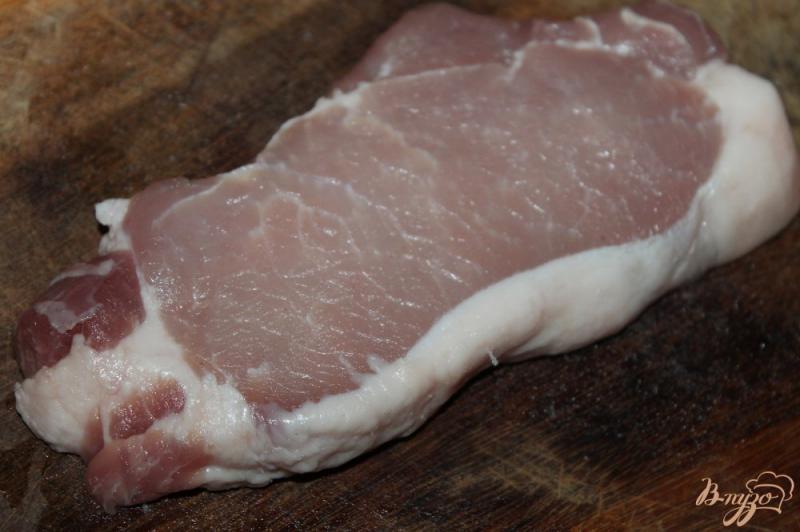 Фото приготовление рецепта: Пряный свиной стейк из балыка с луком и морковью гриль шаг №1