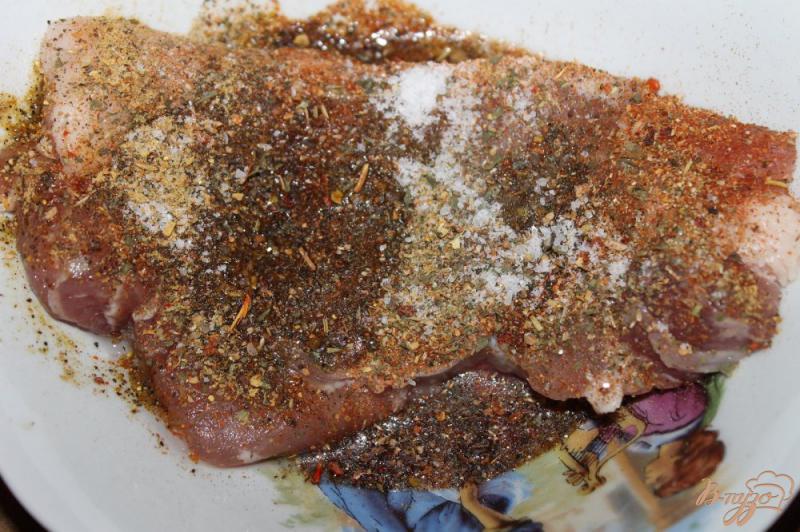 Фото приготовление рецепта: Пряный свиной стейк из балыка с луком и морковью гриль шаг №2