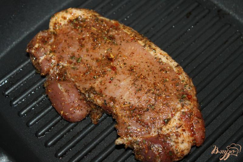Фото приготовление рецепта: Пряный свиной стейк из балыка с луком и морковью гриль шаг №3
